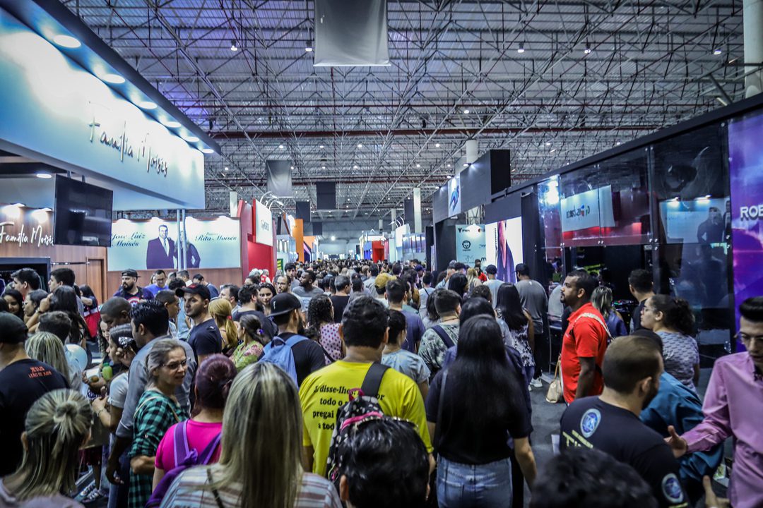Literatura cristã cresce no Brasil e fortalece a missão religiosa no mercado Expo Cristã 2024 registrou mais de 300 mil pessoas nos quatro dias de evento. (Foto: Divulgação)