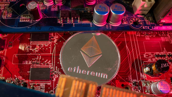 Uma representação da criptomoeda Ethereum é colocada em uma placa-mãe de PC nesta ilustração feita em 16 de junho de 2023. (Foto: Dado Ruvic | Reuters)