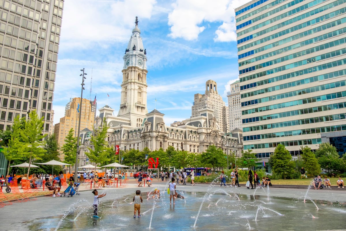 Descubra 10 cidades subestimadas que valem a pena visitar pelo mundo A praça do ayuntamiento de John F. Kennedy em Filadelfia, Estados Unidos. (Foto: Hemis / Alamy / CORDON PRESS)