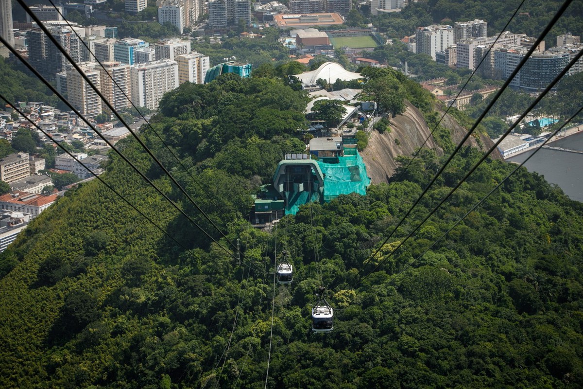 Construção de tirolesa entre morros do Pão de Açúcar e da Urca (Foto: Brenno Carvalho/Agência O Globo/03-04-2023)