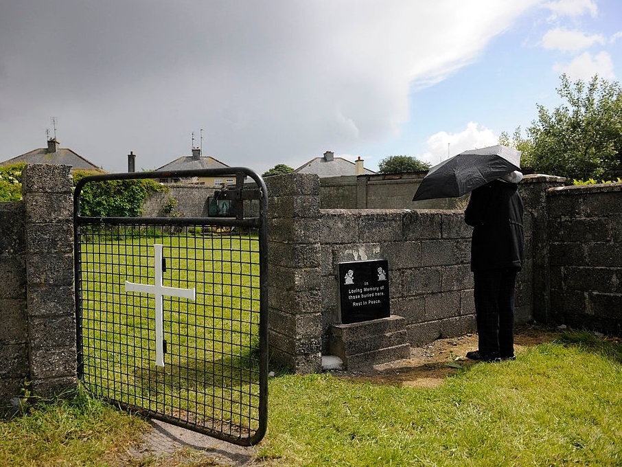 Irlanda inicia escavações em busca de restos de 796 bebês e crianças desaparecidas Supõe-se que os restos de quase 800 bebês e crianças estejam no local (Foto: Clodagh Kilcoyne/Getty Images)