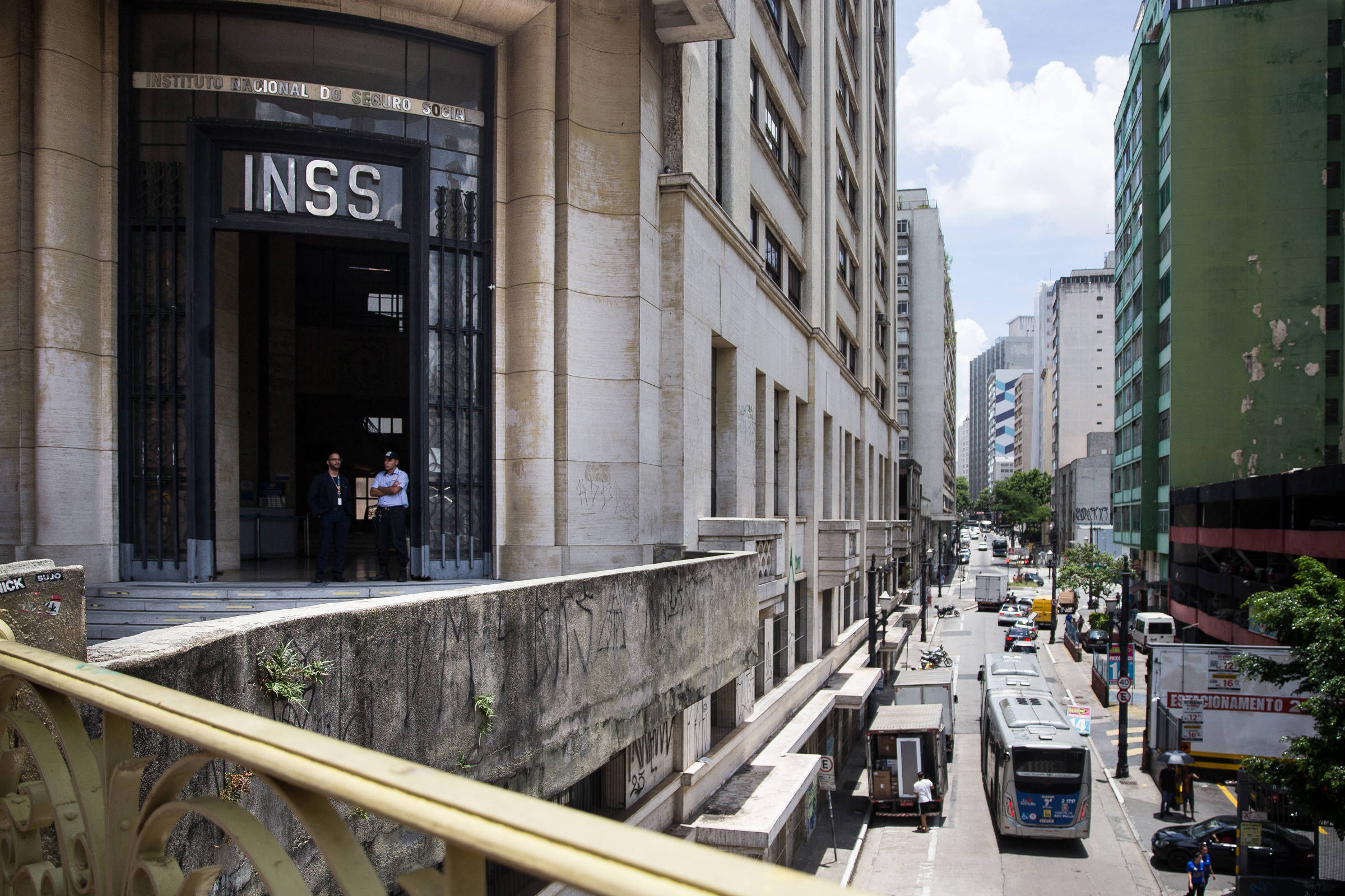 Trabalhadores enfrentam consequências do déficit na Previdência, alerta leitor Prédio do INSS no centro da cidade de São Paulo (Foto: Folhapress)