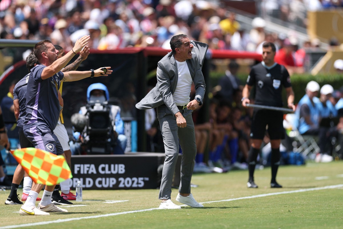 Botafogo avança às oitavas do Mundial e Paiva ironiza críticas sobre classificação Renato Paiva age de forma enérgica na beira do campo durante partida entre Botafogo e Atlético de Madrid (Foto: Stu Forster / GETTY IMAGES NORTH AMERICA / Getty Images via AFP)