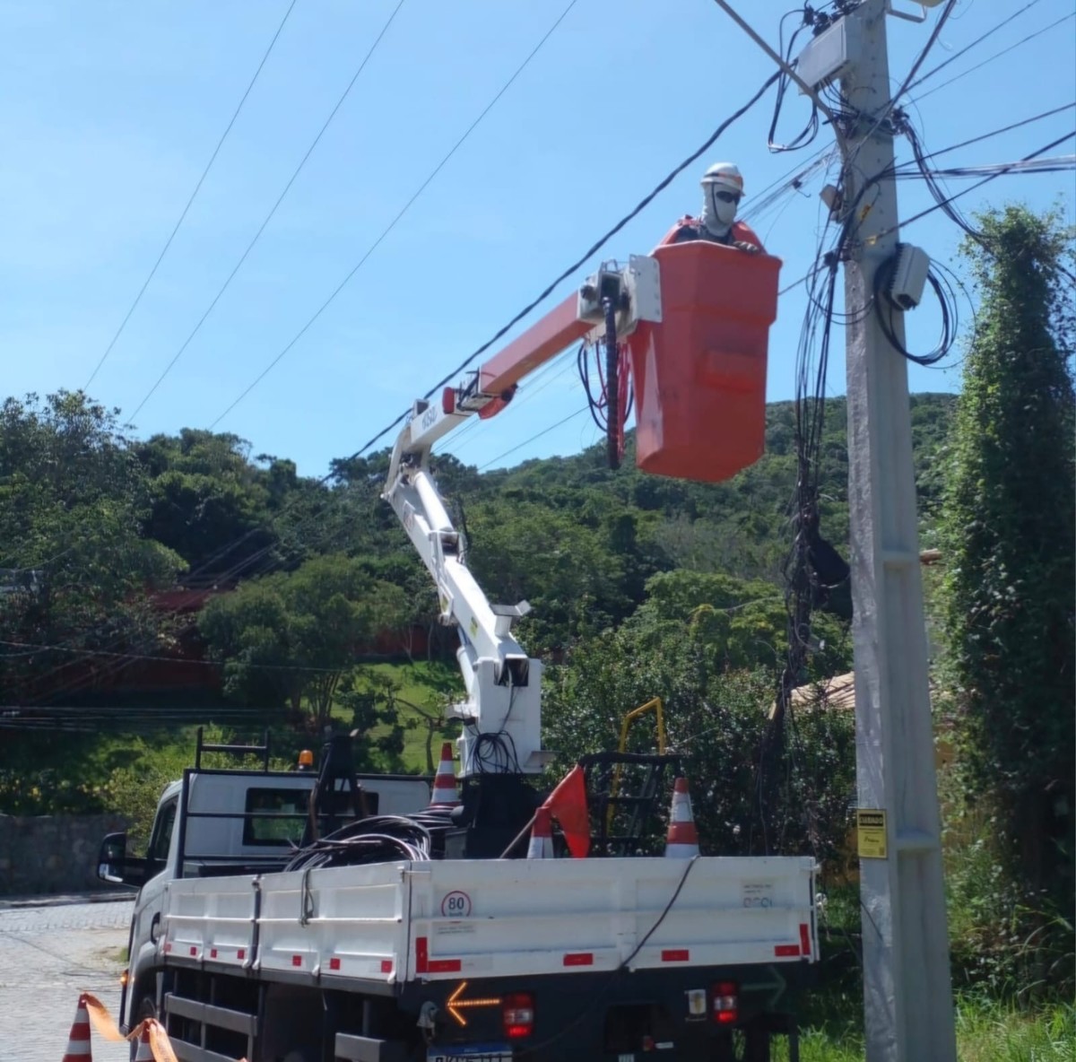 Colisões com postes deixam 93 mil clientes sem energia no RJ em 2025
