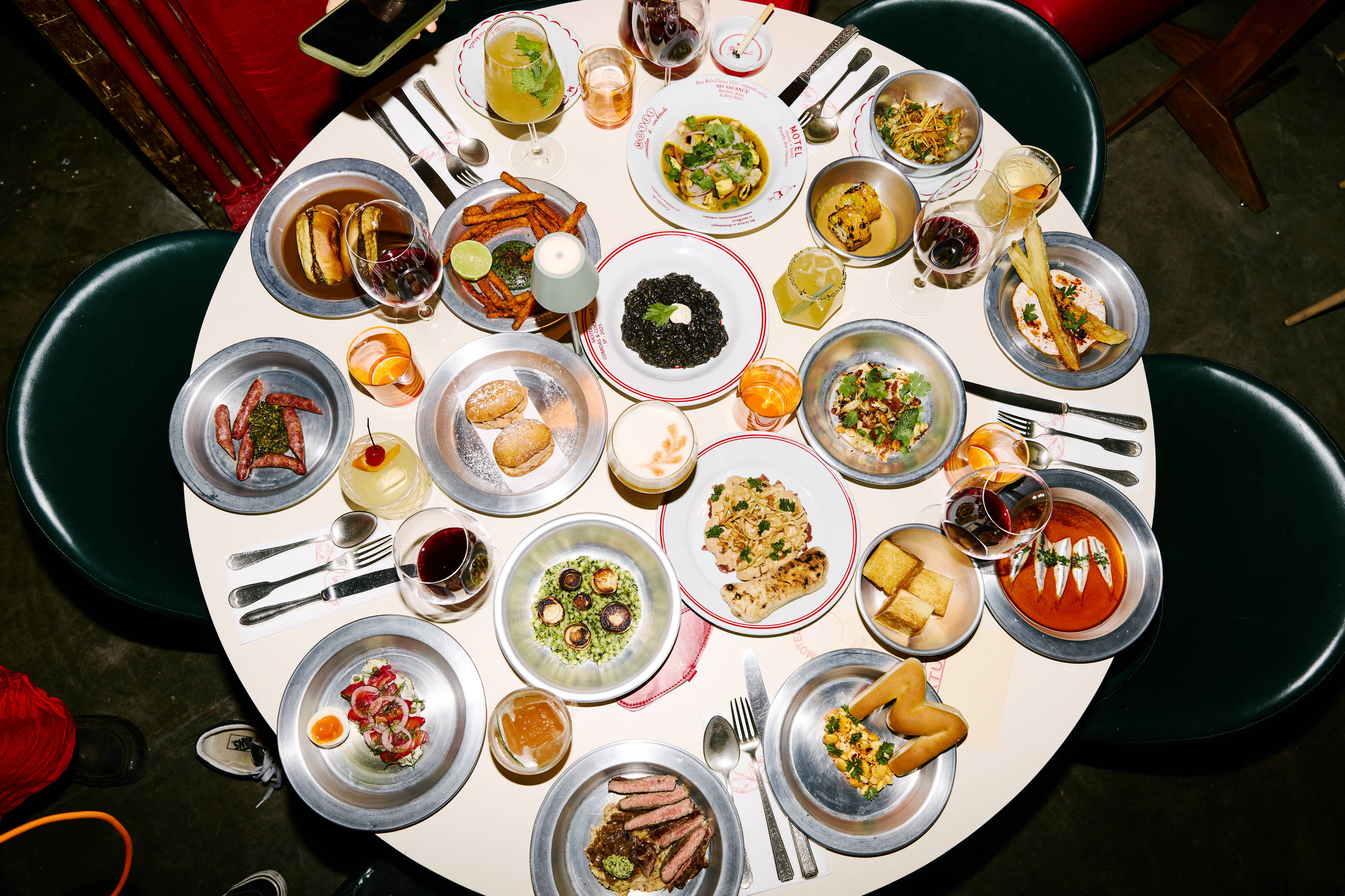 Pratos exagerados do motel surpreendem pelo sabor, mas decepcionam na apresentação Pratos do Motel, novo restaurante da chef Renata Vanzetto (Foto: Divulgação)