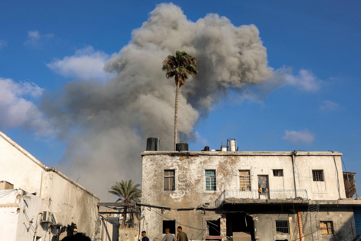 Gaza enfrenta tragédia humanitária que vai além das palavras e promessas Fumaça sobe no centro de Gaza após bombardeio israelense na quarta-feira (Foto: Omar al-Qattaa/AFP)
