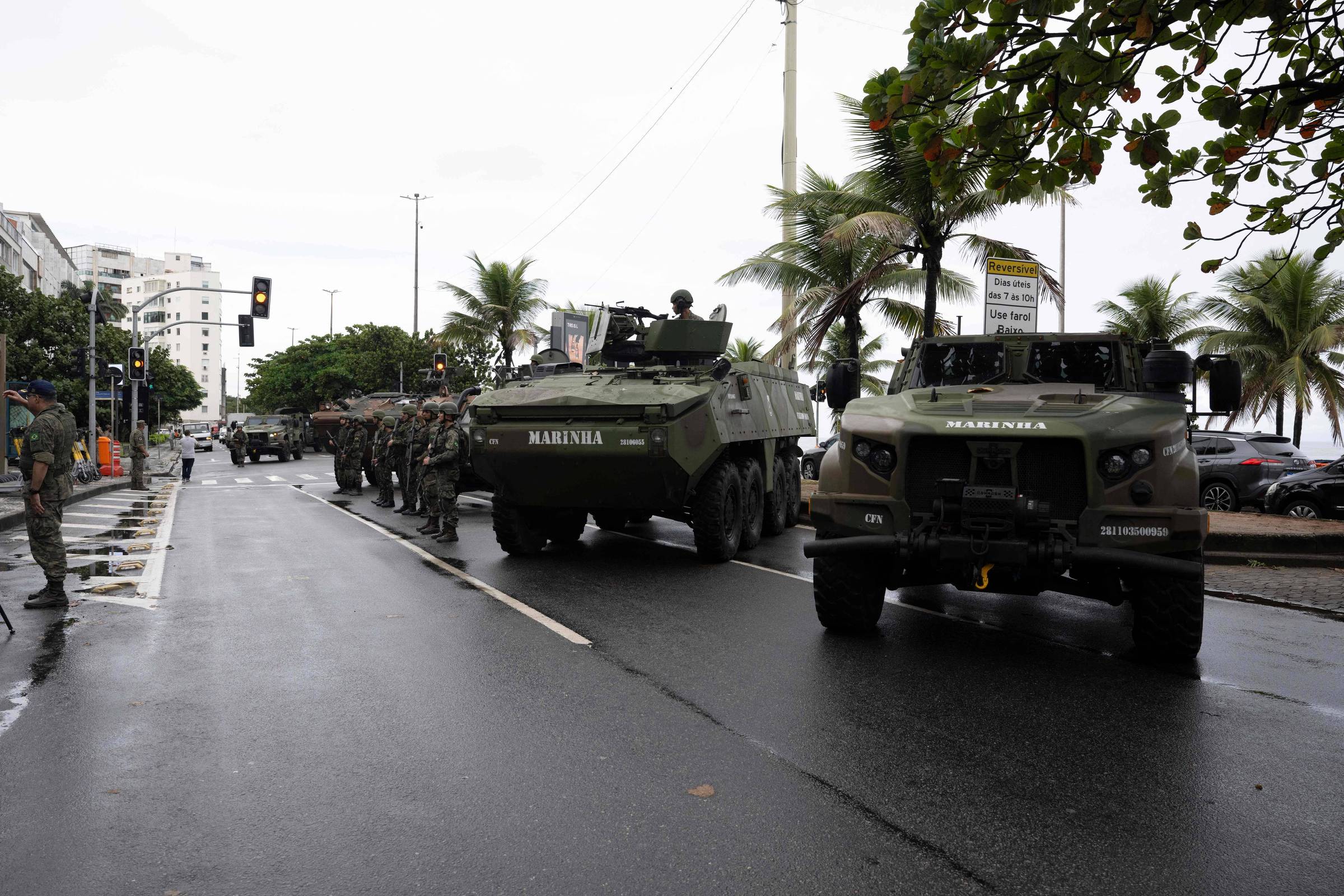 Brics fecha aeroporto e bloqueia vias no Rio com caças e snipers em operação Soldados patrulham a praia de Ipanema, na zona sul do Rio de Janeiro, durante operações de segurança antes da cúpula dos Brics (Foto: Pablo Porciuncula/AFP)