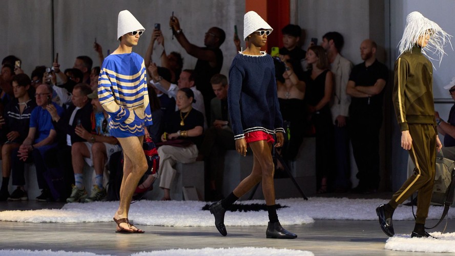 Prada apresenta os sapatos que vão dominar o verão, deixando os sneakers de lado Desfile masculino de verão 2026 da Prada (Foto: Launchmetrics/Spotlight)