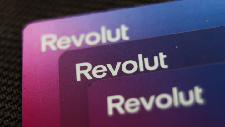 Cartões Revolut são vistos nesta foto ilustrativa tirada em Cracóvia, Polônia, em 29 de março de 2024. (Foto: Jakub Porzycki | Nurphoto | Getty Images)