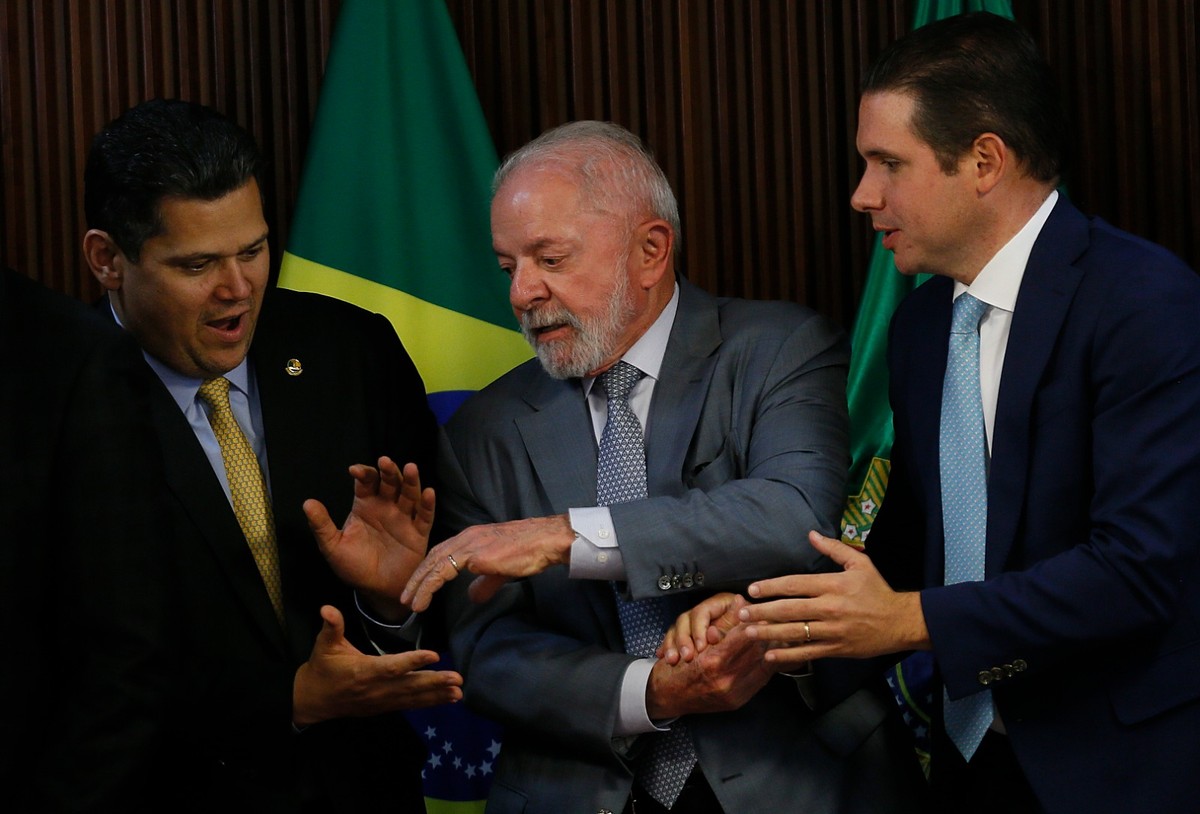 Culpa da crise não recai apenas sobre o governo, aponta análise econômica Lula assina medida provisória (MP) do setor elétrico ao lado dos presidentes do Senado, Davi Alcolumbre (União Brasil-AP), e da Câmara, Hugo Motta (Republicanos-PB) (Foto: Cristiano Mariz/Agência O Globo)