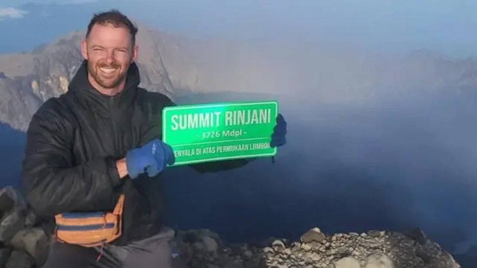 Irlandês sobrevive a queda de 200 m em vulcão onde Juliana Marins faleceu O irlandês Paul Farrell no pico do Rinjani (Foto: Reprodução)