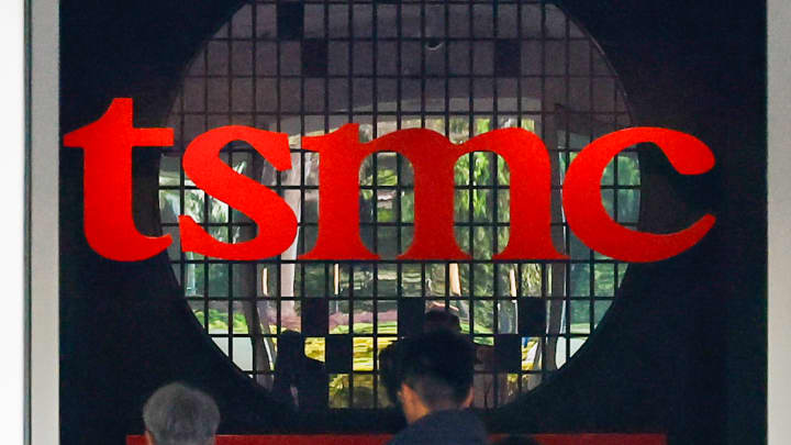 TSMC registra lucro de quase 61% no segundo trimestre impulsionado por demanda de chips AI Uma motocicleta é vista perto de um edifício da Taiwan Semiconductor Manufacturing Company (TSMC), que é uma empresa multinacional taiwanesa de fabricação e design de semicondutores, em Hsinchu, Taiwan, em 16 de abril de 2025. (Foto: Daniel Ceng | Anadolu | Getty Images)
