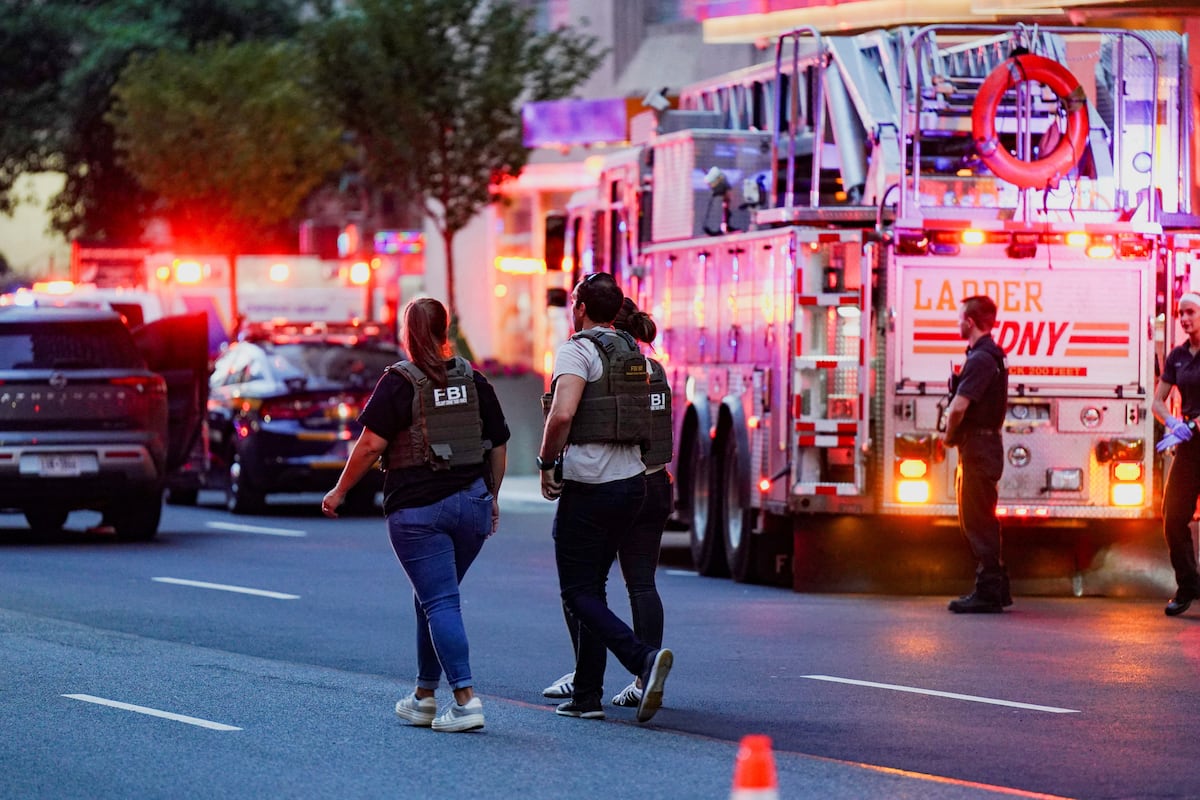 Tiroteio em prédio de escritórios em Nova York deixa ao menos duas pessoas mortas Gentes do FBI investigam perto de um veículo de resposta do Departamento de Bombeiros da Cidade de Nova York, próximo à cena de um tiroteio no distrito de Manhattan, Nova York, EUA. (Foto: Reuters)