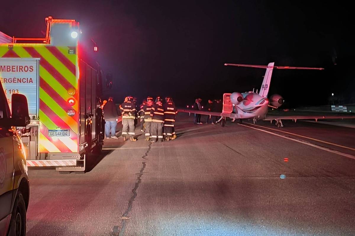 Jatinho faz pouso de emergência em São Paulo após pneu furado; veja o vídeo Bombeiros acompanham avião que fez pouso de emergência com pneu furado em Jundiaí (SP), na noite desta quarta-feira (9) (Foto: Rede Voa)