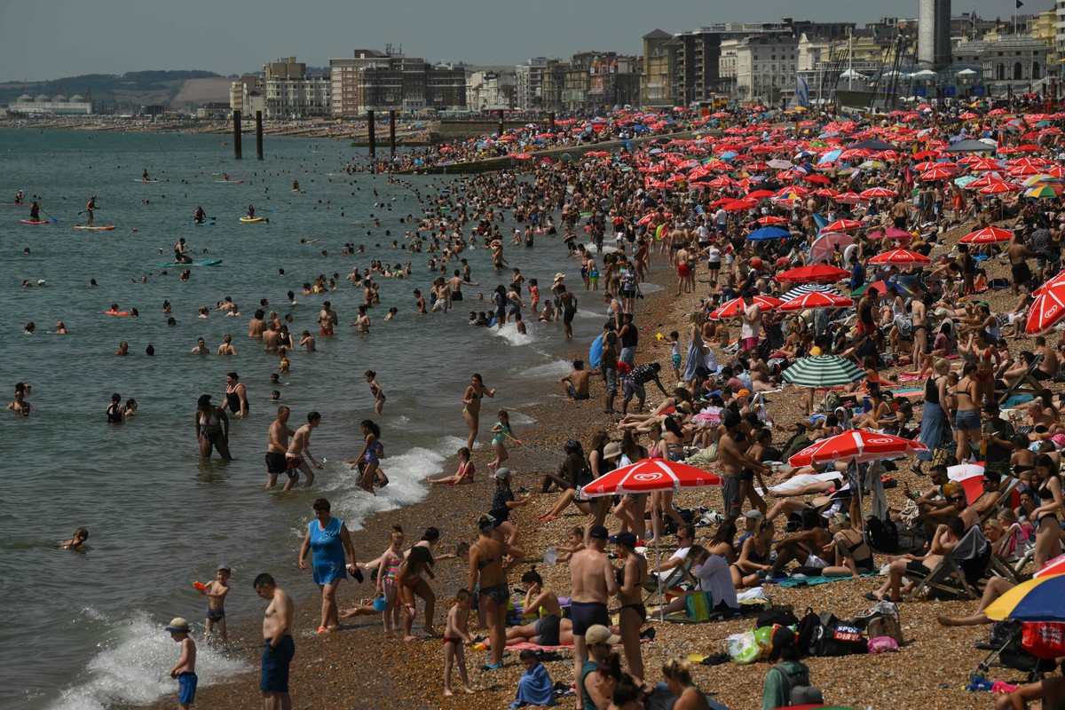 Calor intenso atinge o sul da Europa e gera alertas para a população Onda de calor na Europa em julho levou ingleses a lotar praias em Brighton (Foto: Daniel Leal/AFP)