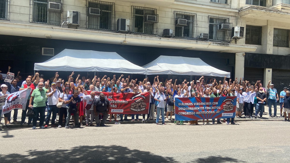 IBGE decide não realizar previsões econômicas para o próximo ano Funcionários do IBGE protestam em frente à sede do instituto, no Centro do Rio (Foto: Mayra Castro/Agência O Globo)
