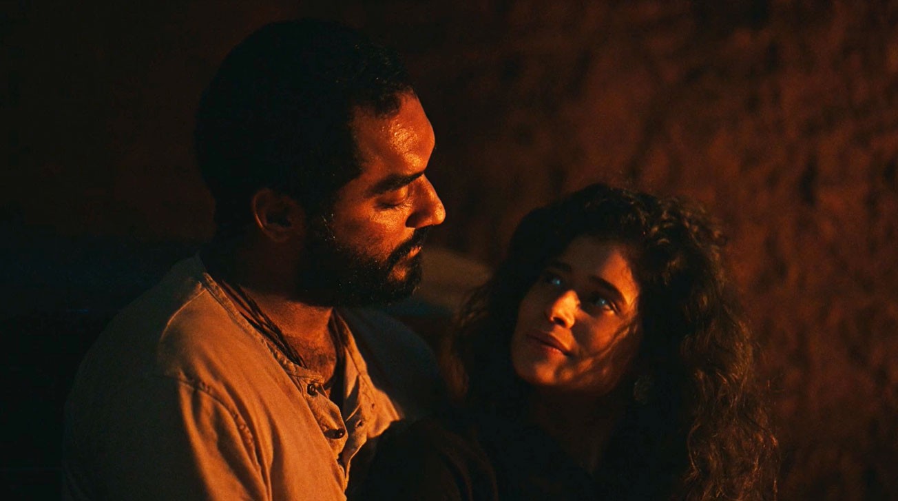 Rosa e Josué vivem momento romântico em 'Guerreiros do Sol' Foto: Reprodução