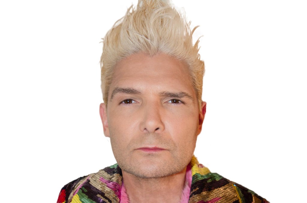 Corey Feldman fala à Billboard sobre homenagear os Beatles e criar uma cápsula do tempo para seus papéis famosos em seu novo videoclipe "Characters". (Foto: Reprodução)