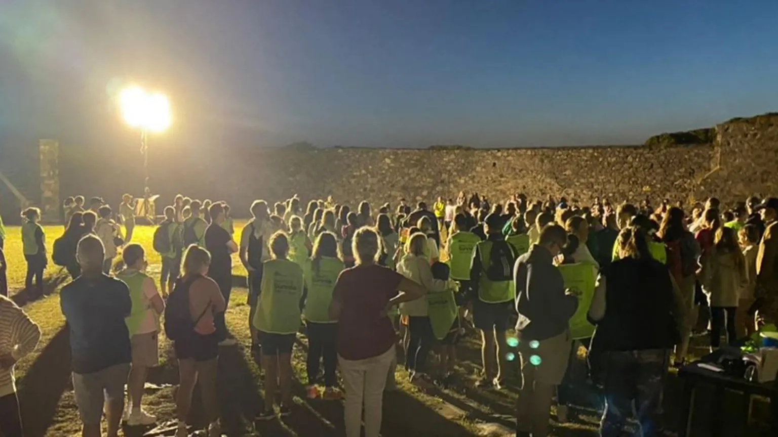 Caminhada arrecada milhares para instituição de apoio à saúde mental A caminhada começou às 04:00 BST do Vale Castle e terminou nas La Vallette Bathing Pools (Foto: Guernsey Mind)
