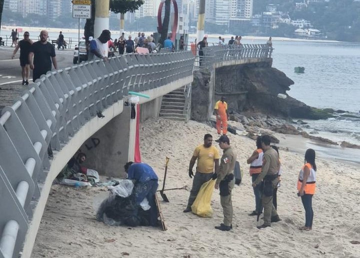 Vídeo em página de deputado mostra objetos de três homens sendo jogados em caminhões da companhia de limpeza de Niterói — Foto: Reprodução