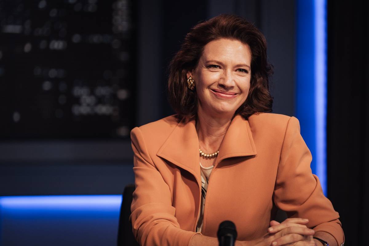 Anna Torv destaca a importância da busca por informação em nova série da Prime Anna Torv em cena da terceira temporada de 'The Newsreader' (Foto: Divulgação)