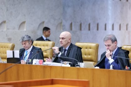 Moraes e Fux divergem sobre pena aplicada a gestante após 8 de Janeiro Ministros Luiz Fux, Alexandre de Moraes e André Mendonça em sessão plenária no STF. (Foto: Antonio Augusto/STF)