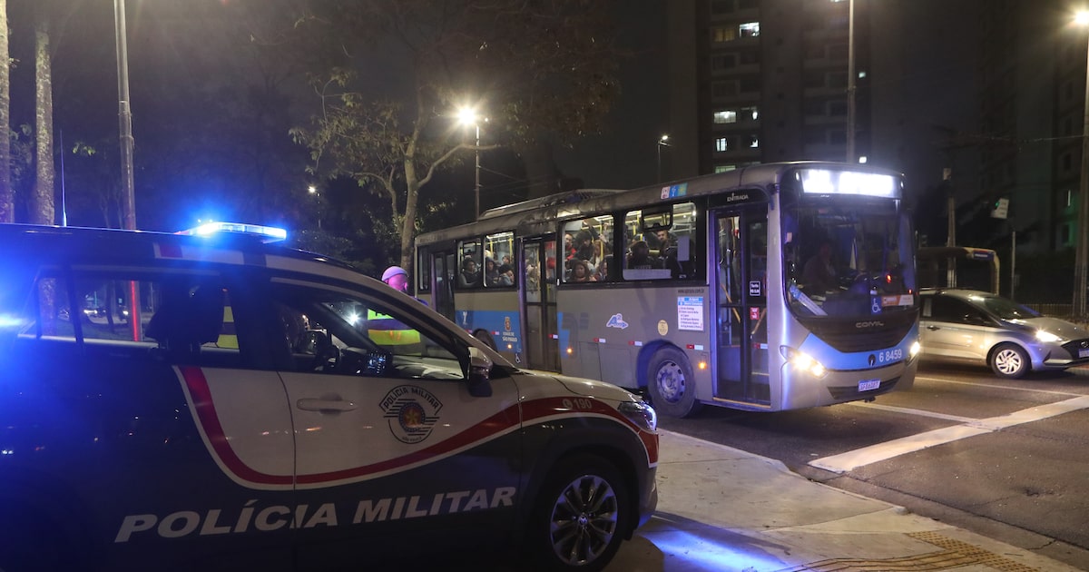 Empresas relatam aumento de ataques a ônibus em São Paulo desde janeiro Reforço de policiamento contra vandalismo na esquina da Av. Eng. Armando de Arruda Pereira x R. Cel Luís de Faria e Sousa, na zona sul (Foto: Alex Silva / Estadão)