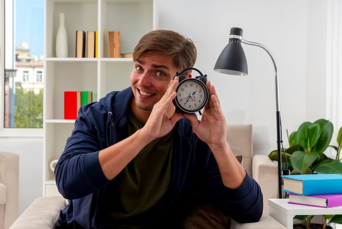Tidsoptimista: entenda por que algumas pessoas sempre se atrasam Jovem atrasado (Foto: Freepik)