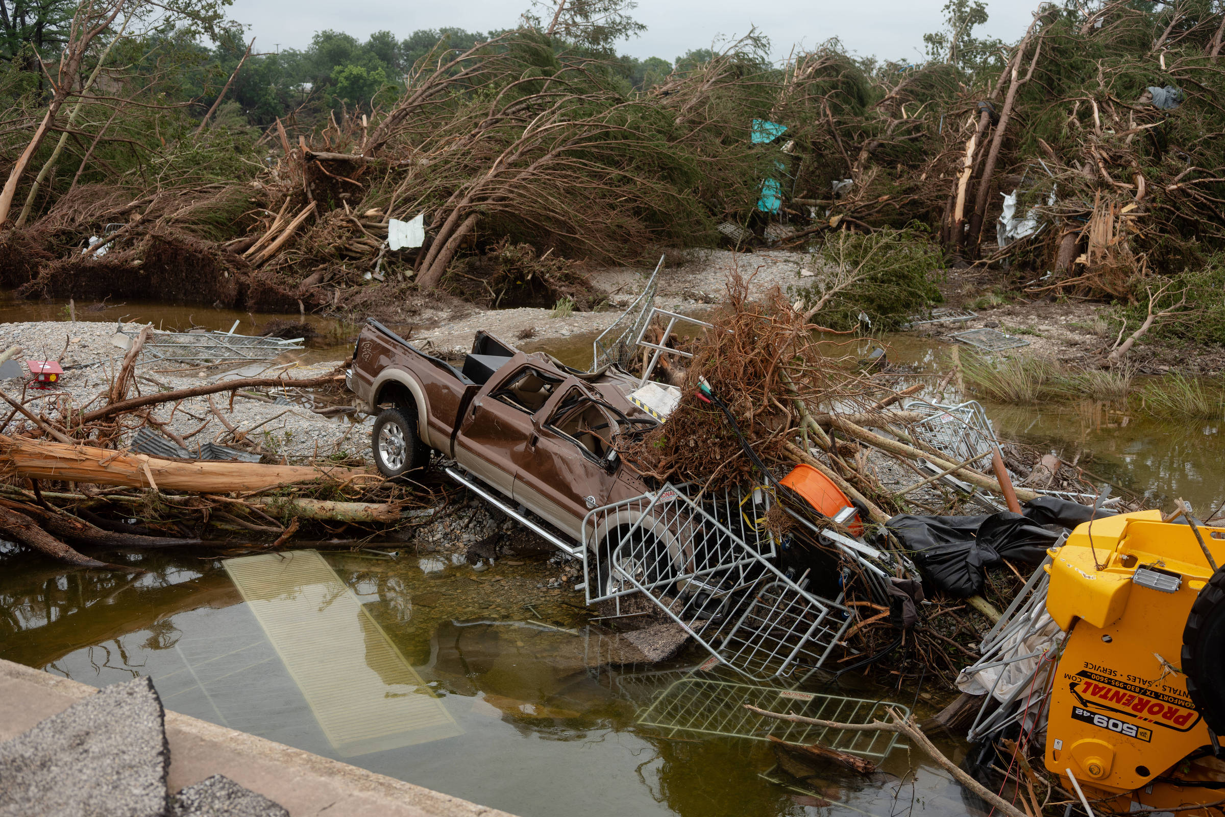 Busca por desaparecidos no Texas avança, mas sobreviventes são improváveis Uma caminhonete é vista dentro do rio Guadalupe, entre destroços, após enchentes no Texas (Foto: Reprodução)