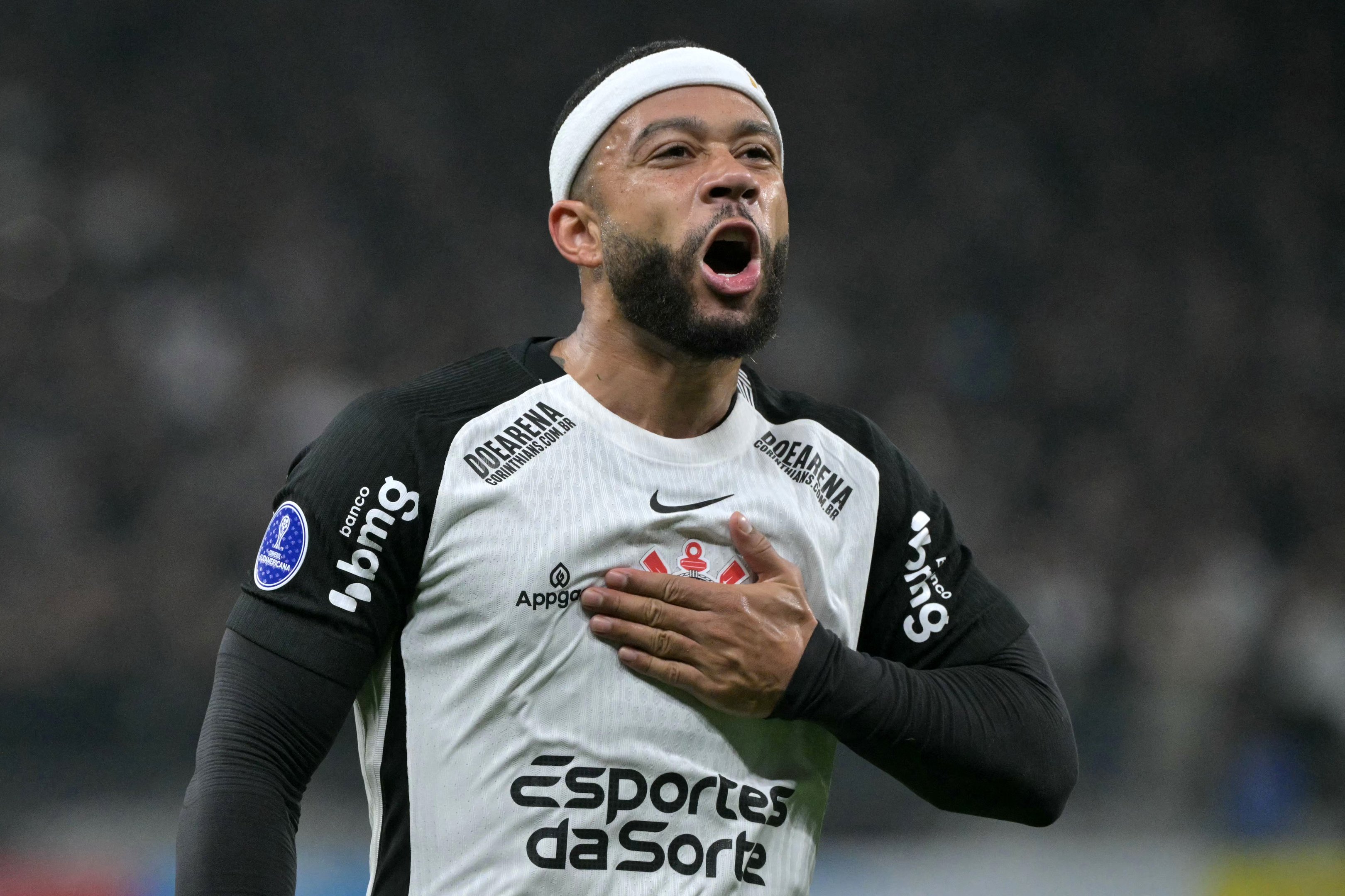 Atacante holandês do Corinthians, #10 Memphis Depay, comemora após marcar durante a partida da fase de grupos da Copa Sudamericana entre o Corinthians do Brasil e o América de Cali da Colômbia no estádio Neo Quimica Arena em São Paulo, Brasil, em 6 de maio de 2025. (Foto: NELSON ALMEIDA / AFP) (Foto: NELSON ALMEIDA/AFP via Getty Images) (NELSON ALMEIDA/Getty Images)