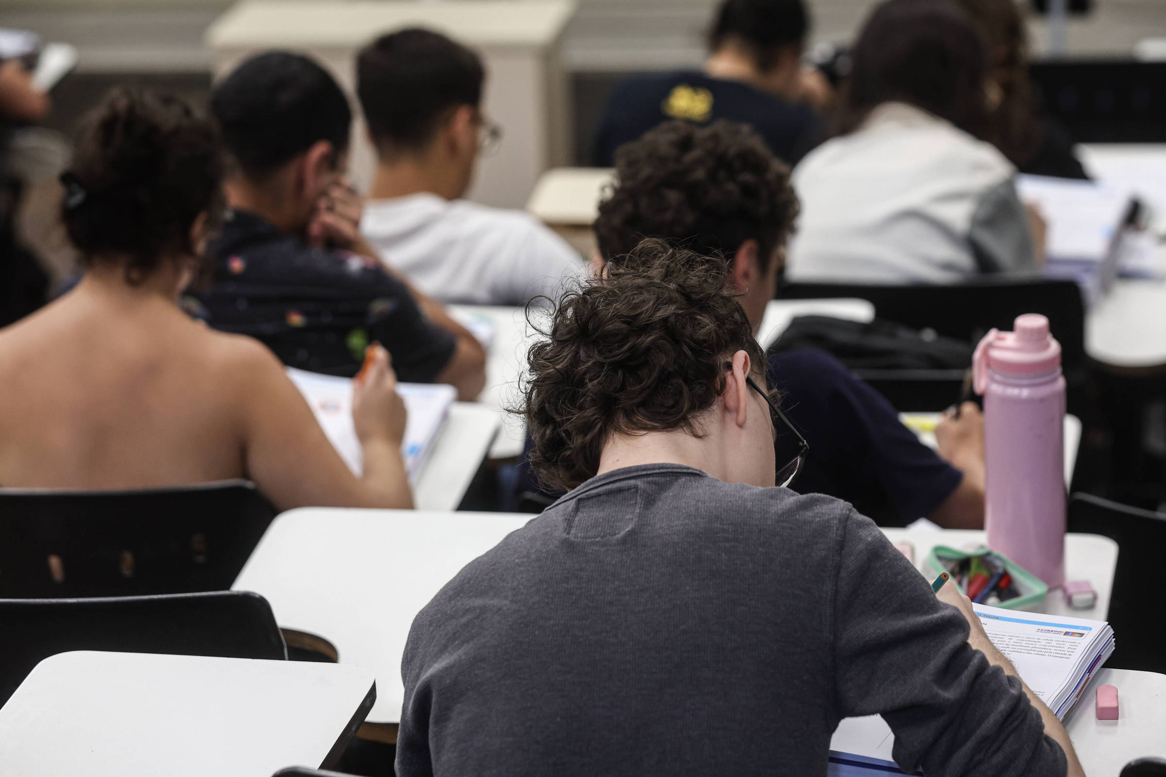 Cursos orientam universitários sobre financiamento e prevenção de endividamento Estudantes durante aula em cursinho preparatório para primeira fase do Enem (Exame Nacional do Ensino Médio) (Foto: Rafaela Araújo - 31.out.24/Folhapress)