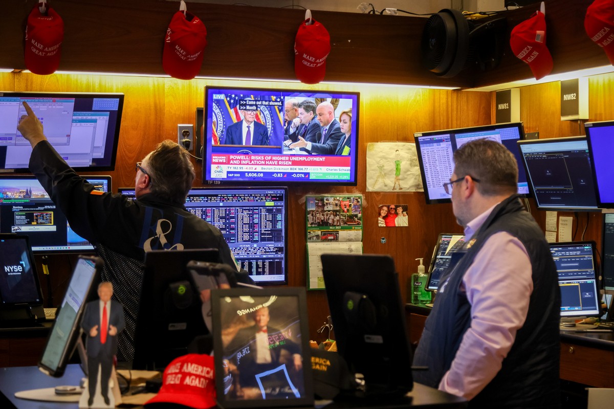 Alguns investidores encerraram a semana optando por esperar para avaliar quanto tempo as tensões durariam — Foto: Michael Nagle/Bloomberg