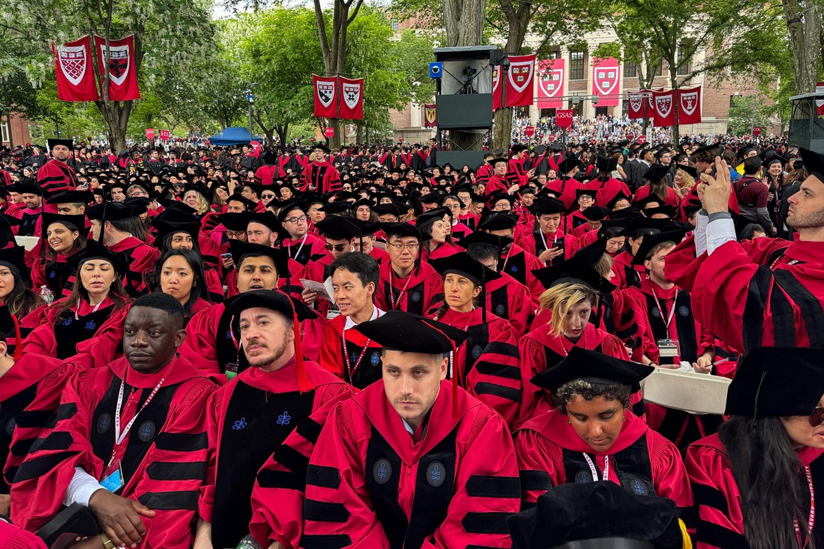 EUA impõem restrição de redes sociais para concessão de visto a estudantes Formandos da turma de 2025 da Universidade Harvard durante cerimônia de graduação (Foto: Eva Claire HAMBACH / AFP)