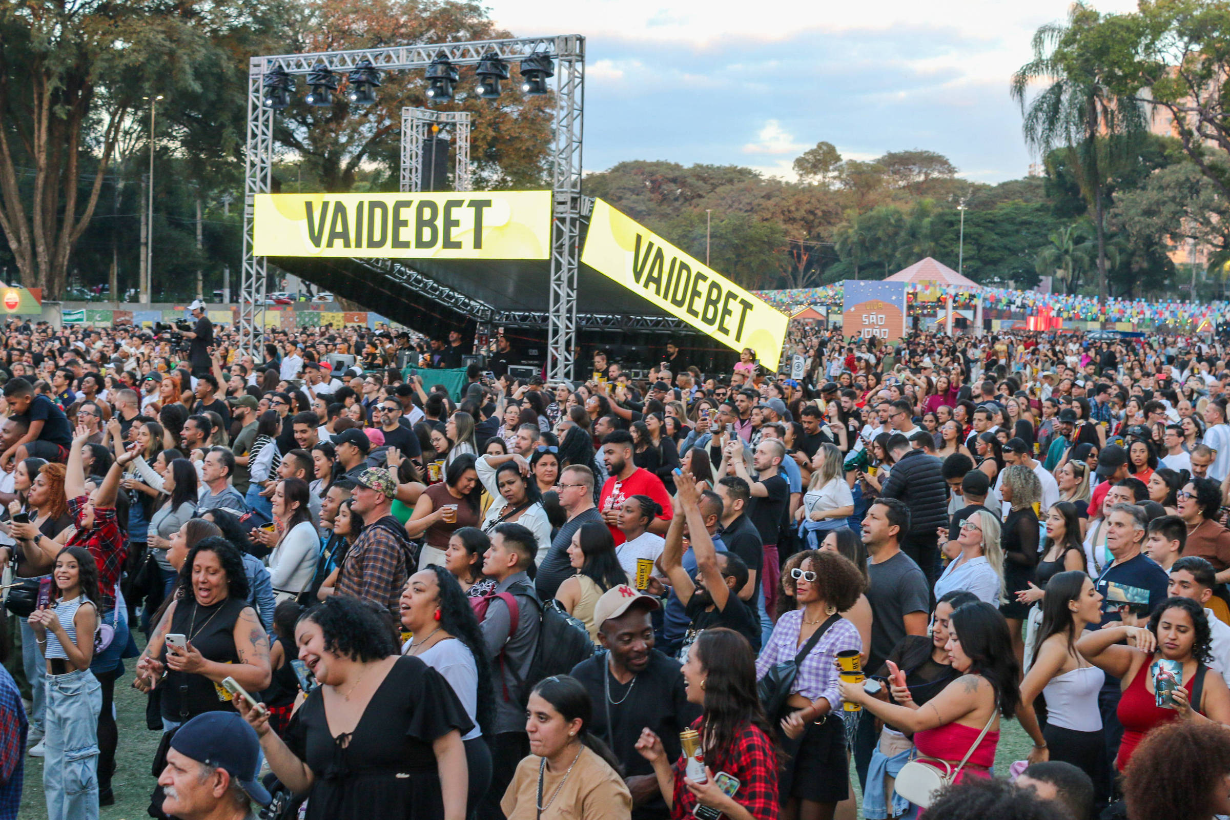Aposta patrocina festa junina da Prefeitura de SP no Centro Esportivo Tietê Público em show da banda Falamansa na festa São João Paulo, no Centro Esportivo Tietê, na zona norte da capital (Foto: Wagner Origenes - 19.jun.2025/Ato Press/Folhapress)