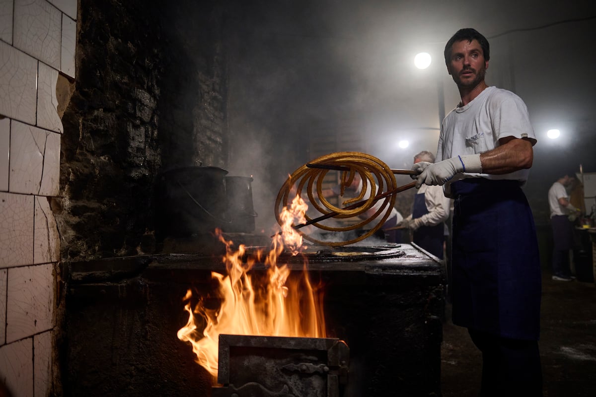 Churreria centenária em Pamplona abre apenas doze dias por ano para delícias únicas Mikel da Churrería La Mañueta, de Pamplona, fazendo churros. (Foto: PABLO LASAOSA)