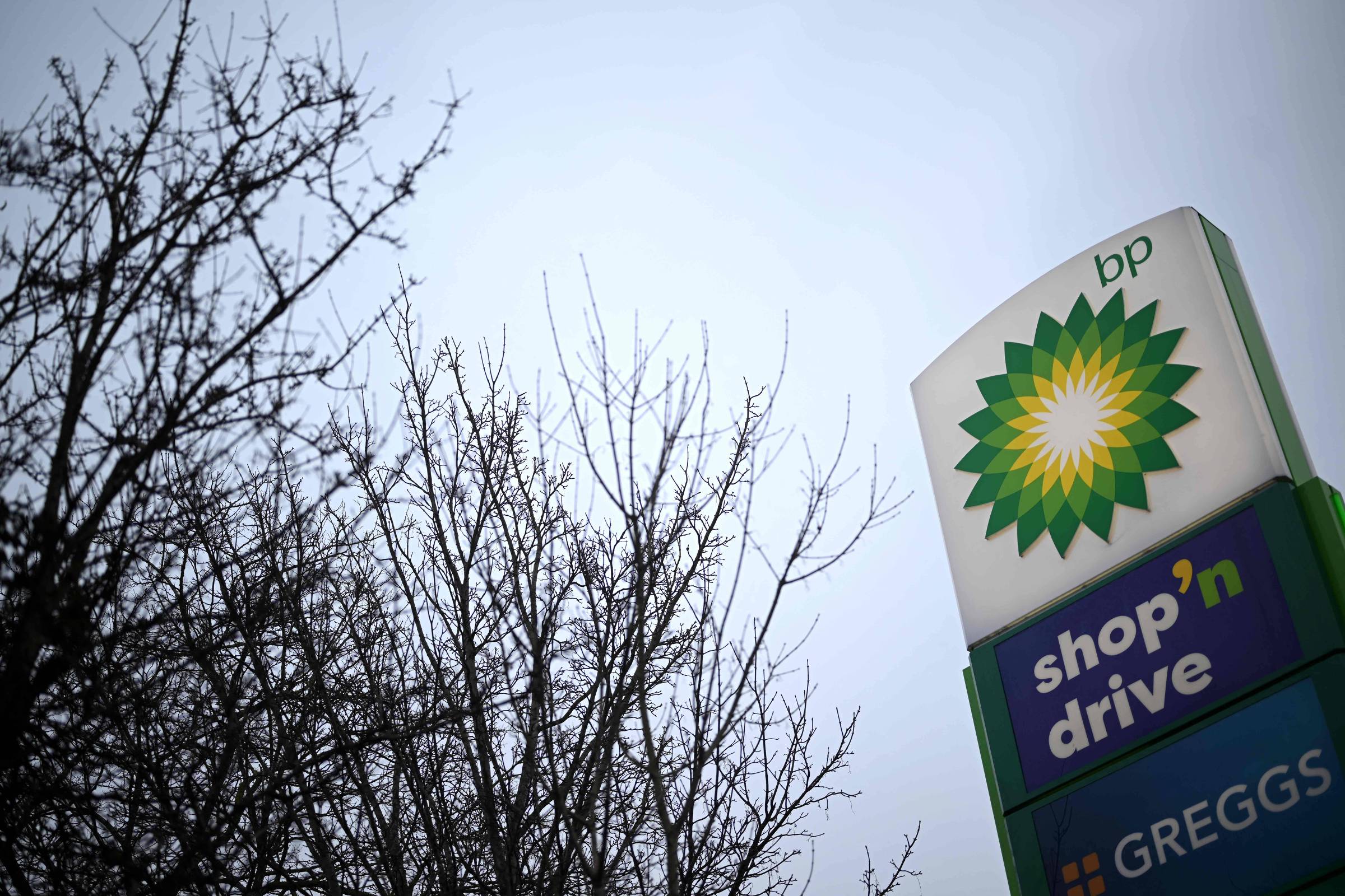 BP enfrenta crise e se transforma de líder em petróleo a alvo vulnerável Logo da BP em posto de combustível da empresa em Londres (Foto: Ben Stansall - 11.fev.2025/AFP)
