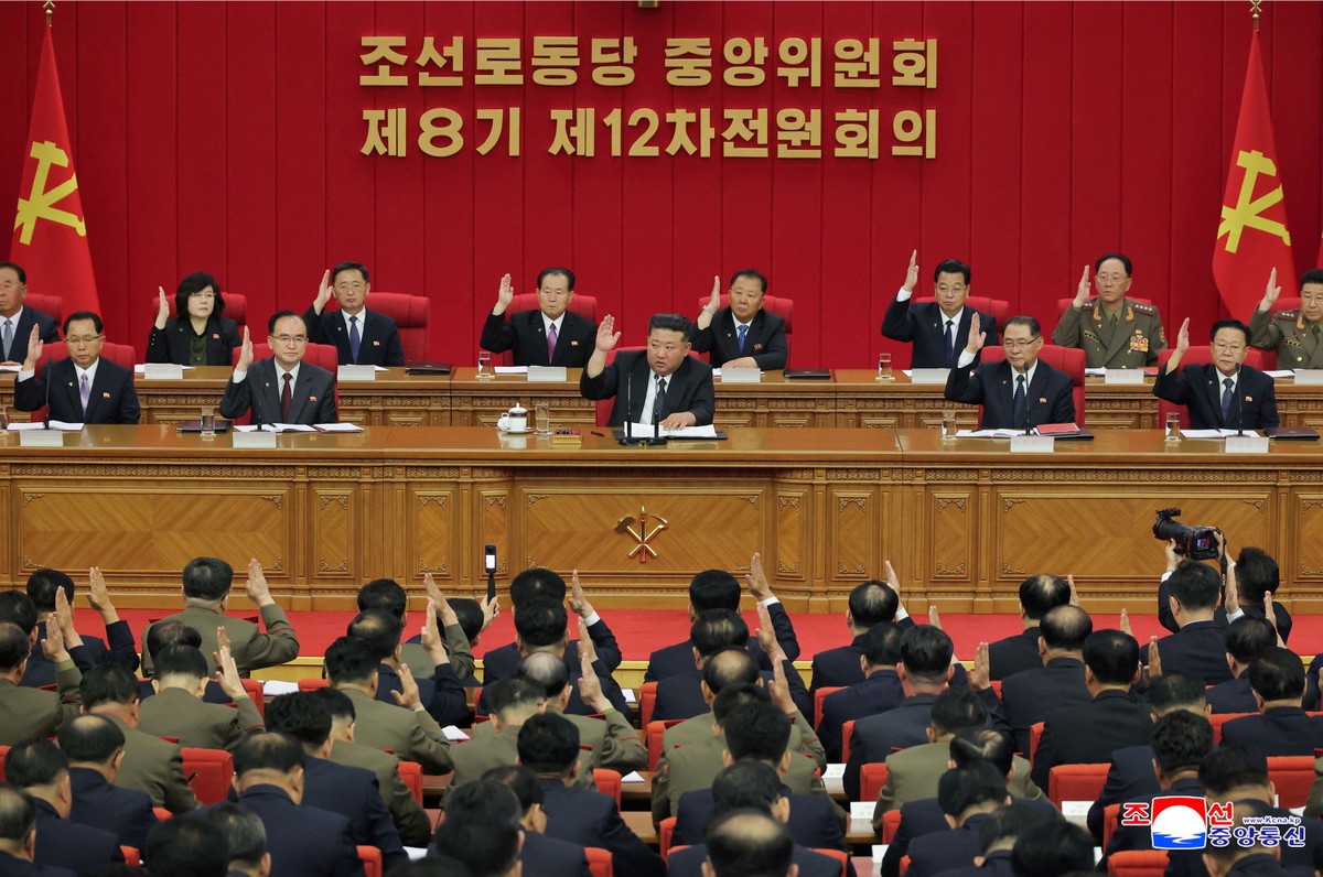 Coreia do Norte intensifica desenvolvimento nuclear após ataque dos EUA ao Irã Líder da Coreia do Norte, Kim Jong-un, durante reunião do governo em Myohyangsan, na província de Pyongan do Norte (Foto: KCNA VIA KNS / AFP)