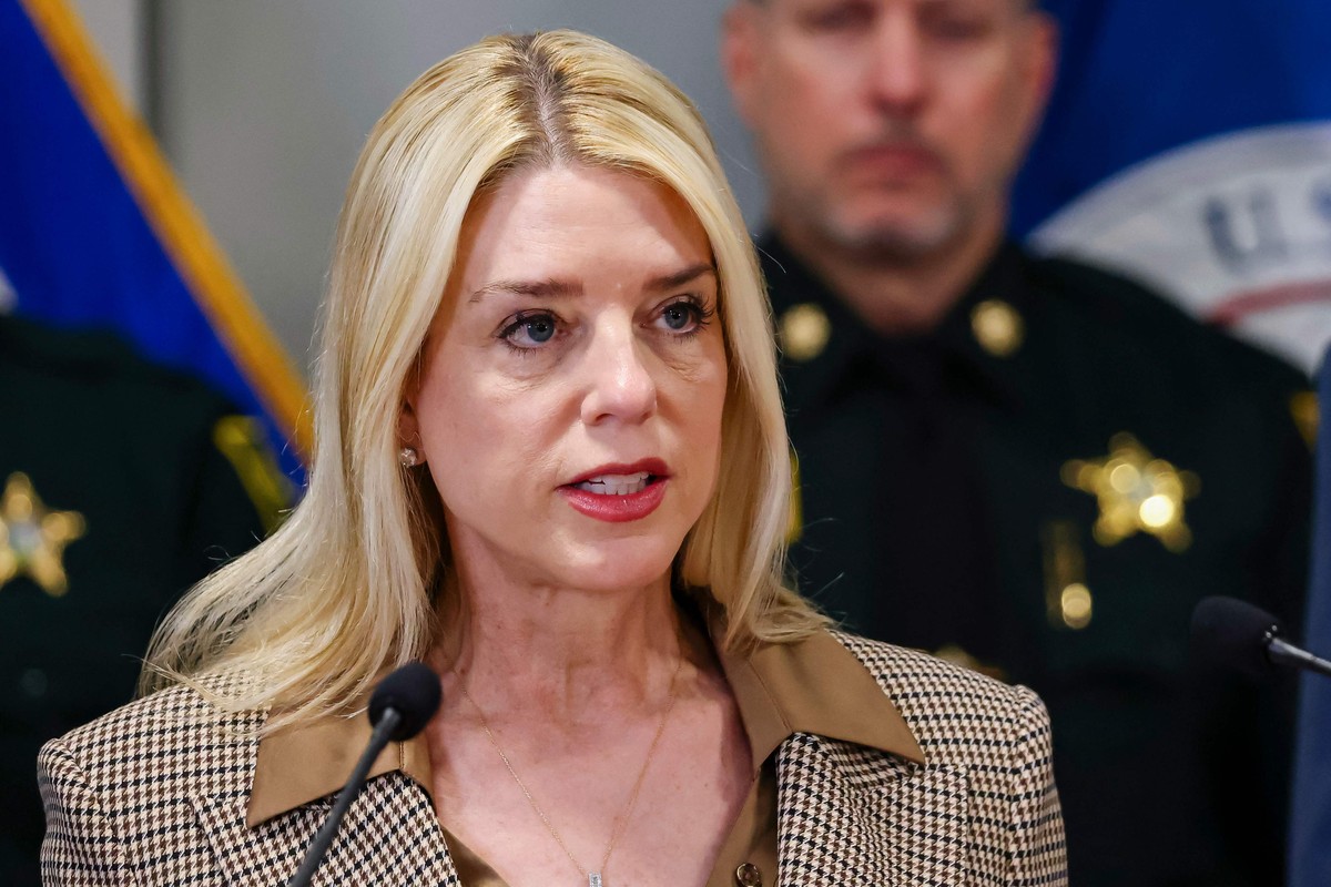 EUA investigam governo Obama por suposta influência russa na eleição de 2016 Secretária de Justiça dos EUA, Pam Bondi, em entrevista coletiva sobre as atividades da gangue MS-13 (Foto: Eva Marie UZCATEGUI / AFP)