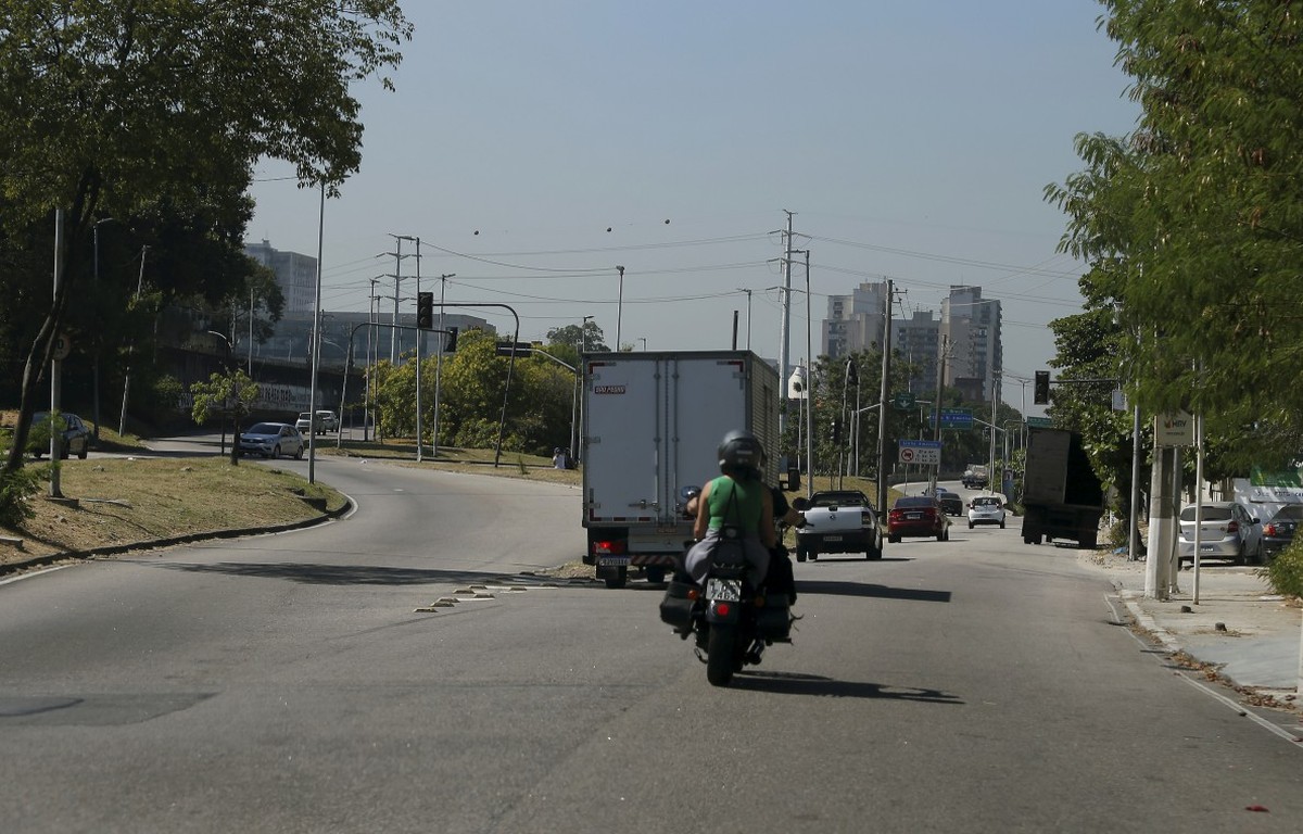 Câmeras com inteligência artificial reforçam segurança e combatem crimes no Rio A Avenida Pastor Martin Luther King, entre Pavuna e Inhaúma: região tem alto índice de roubos de carga (Foto: Fabiano Rocha/Agência O Globo)