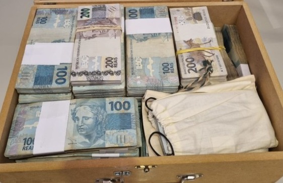 PF realiza prisões por lavagem de dinheiro ligada ao tráfico de drogas em SP Durante as buscas, foram presos os líderes da organização e apreendidos aproximadamente 1 milhão de reais em espécie (Foto: PF/Divulgação)