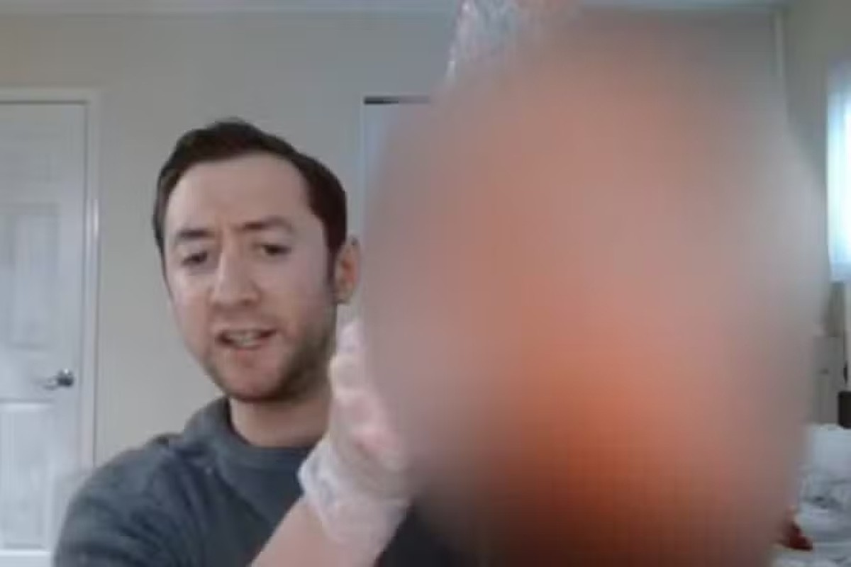 Homem é condenado à prisão perpétua por decapitar o pai e exibir a cabeça online Homem que decapitou o pai e exibiu a cabeça no YouTube é condenado à prisão perpétua. (Foto: Reprodução)