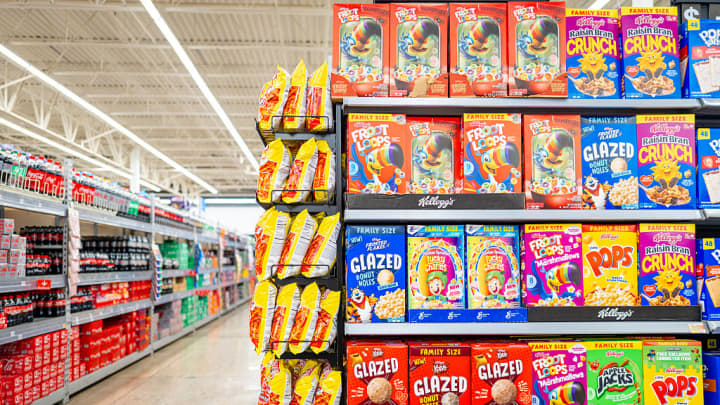 Ações da WK Kellogg disparam 50% com rumores de compra pela Ferrero por US$ 3 bilhões Caixas de diversos cereais da Kellogg's estão expostas nas prateleiras de um Walmart Supercenter em 6 de maio de 2025, em Austin, Texas. (Foto: Brandon Bell | Getty Images)