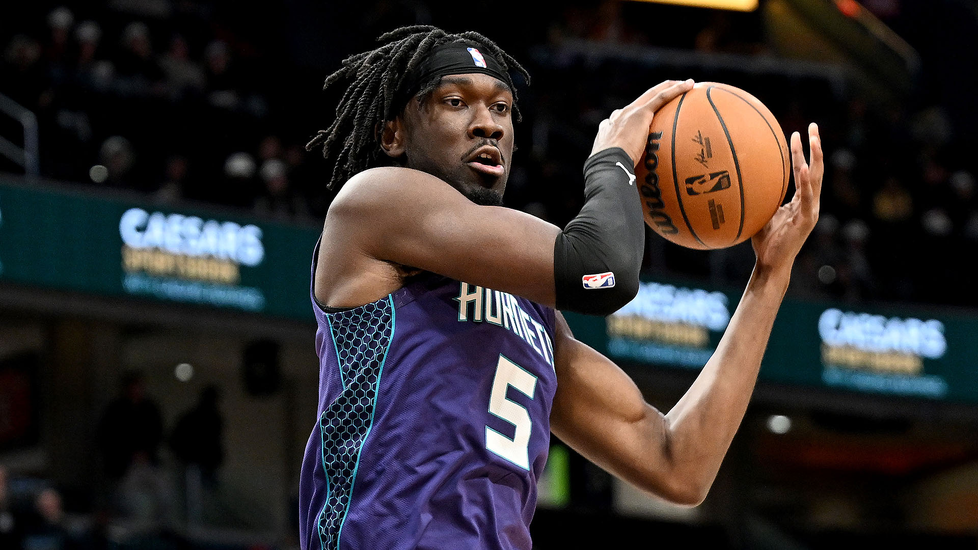 Suns fecham acordo para contratar o pivô Mark Williams, do Hornets Foto: Reprodução/@NBA