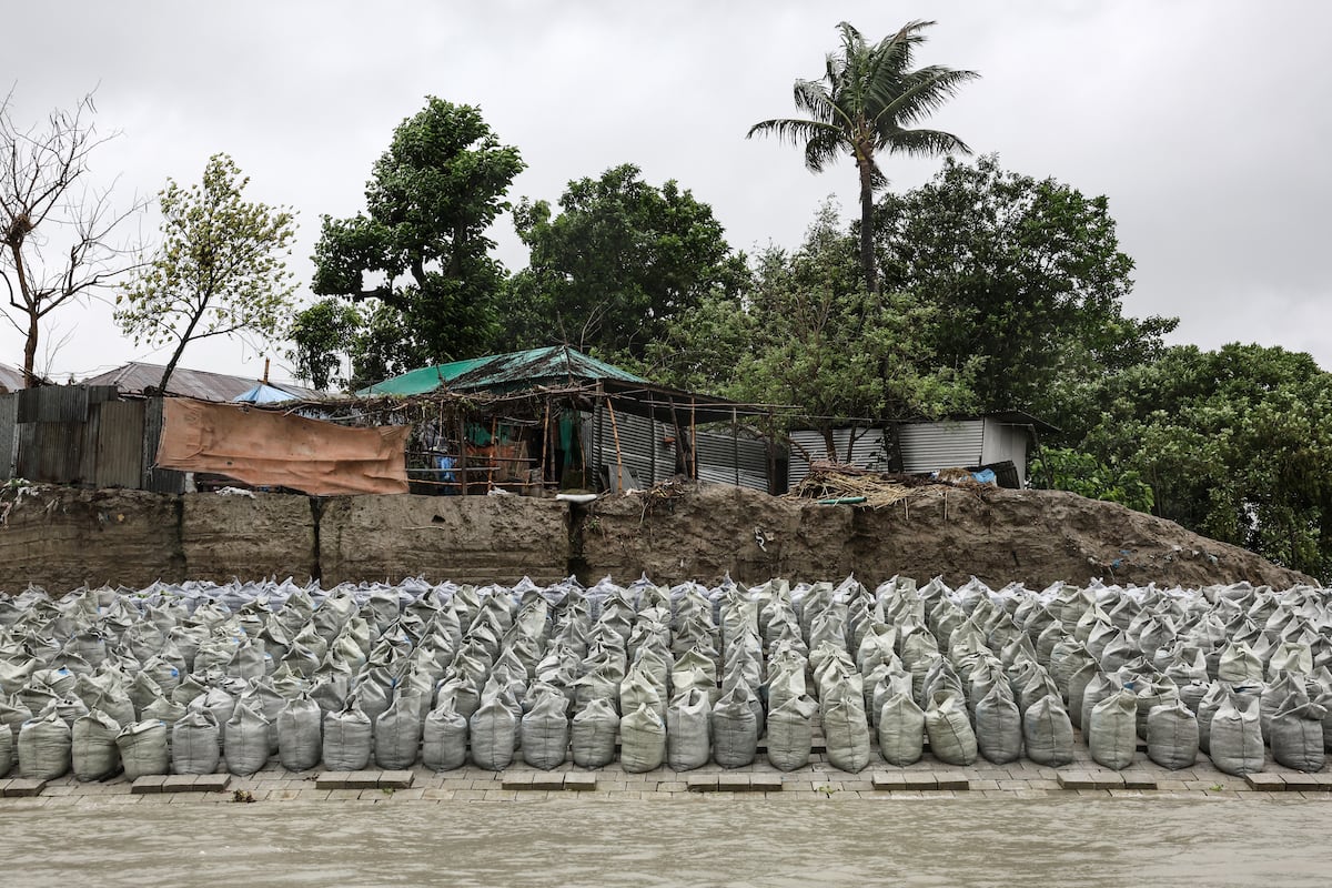 Sacos de areia sobre blocos de cimento para evitar inundações e erosão na orla do rio Yamuna em Sirajganj, Bangladés, em 29 de maio de 2025. (Foto: Valeria Mongelli)