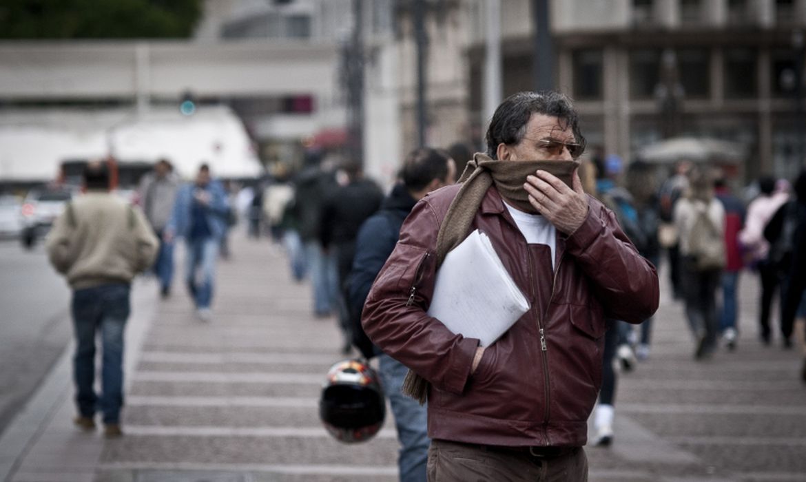 Frio intenso atinge estados brasileiros nesta terça-feira, 8, segundo o Inmet Frio vai permanecer em grande parte do país nesta terça (Foto: Marcelo Camargo/Agência Brasil)