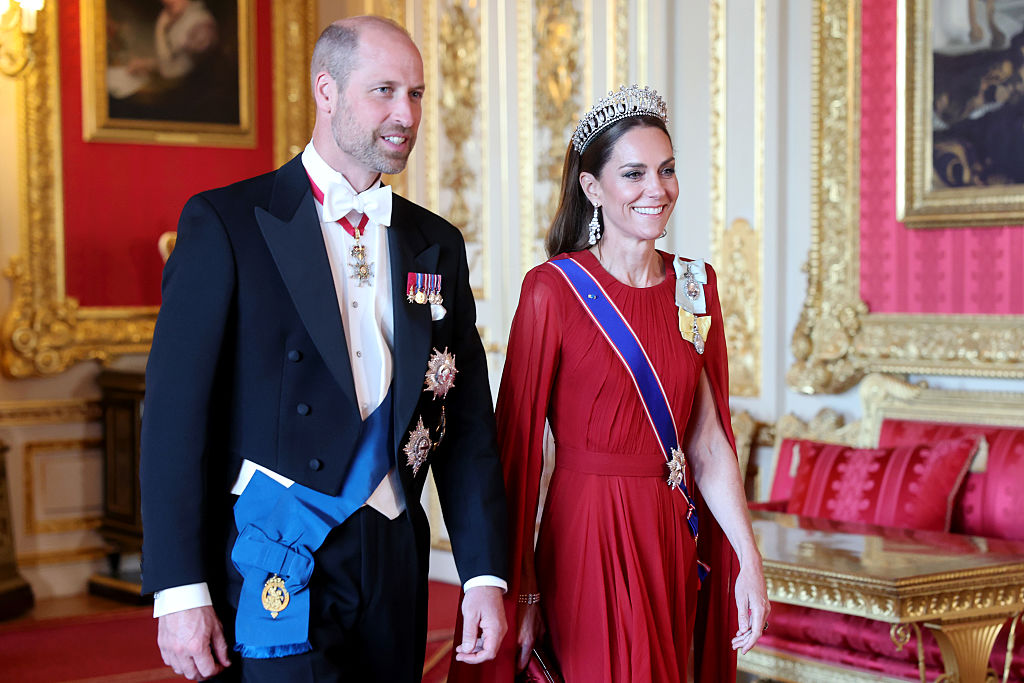 Kate Middleton impressiona com looks simbólicos na recepção de Macron na Inglaterra Kate Middleton deixou o universo da moda em êxtase com um modelo vermelho assinado por Sarah Burton para a Givenchy ao lado do Príncipe William (Foto: Chris Jackson/Getty Images)