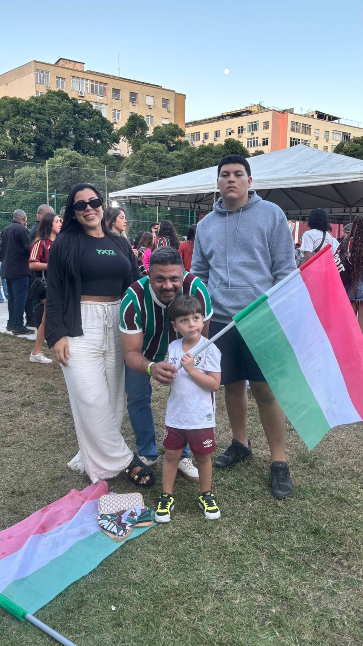 Tricolores acreditam na virada sobre o Chelsea nas Laranjeiras Família reunida para acompanhar o Flu (Foto: Maírah Rubim)