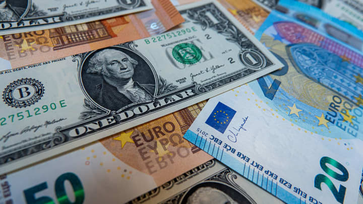 Euro dispara e políticas de Trump podem impulsionar ainda mais sua alta O euro teve ganhos significativos em relação ao dólar em meio à incerteza em torno das políticas tarifárias do presidente Trump. (Foto: Matt Cardy | Getty Images News | Getty Images)