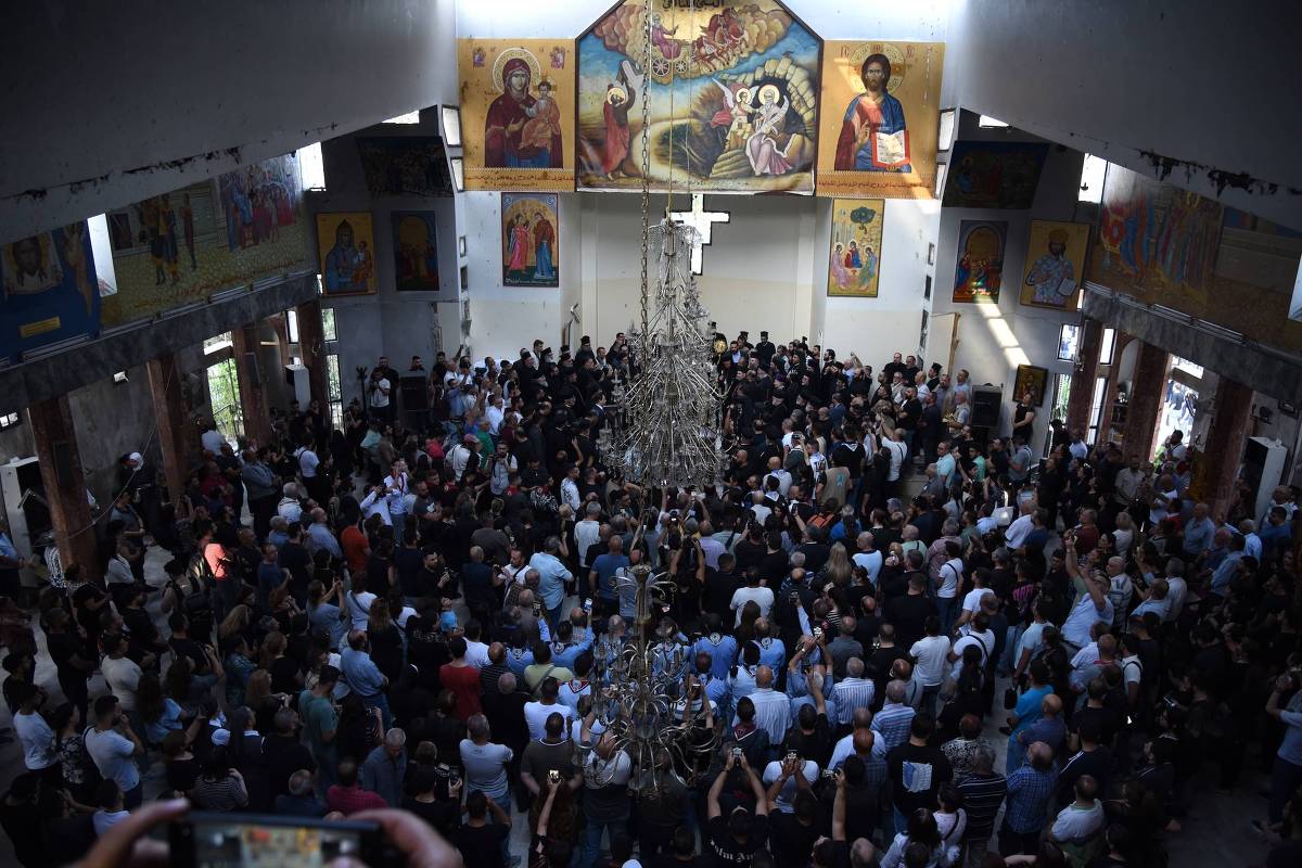 Atentado em igreja na Síria intensifica insegurança entre cristãos após queda de Assad Fiéis participam de cerimônia em homenagem às vítimas do ataque suicida na igreja Mar Elias, que deixou ao menos 25 mortos durante a missa de domingo, em Damasco, na Síria (Foto: Monsef Memari - 23.jun.25/Xinhua)