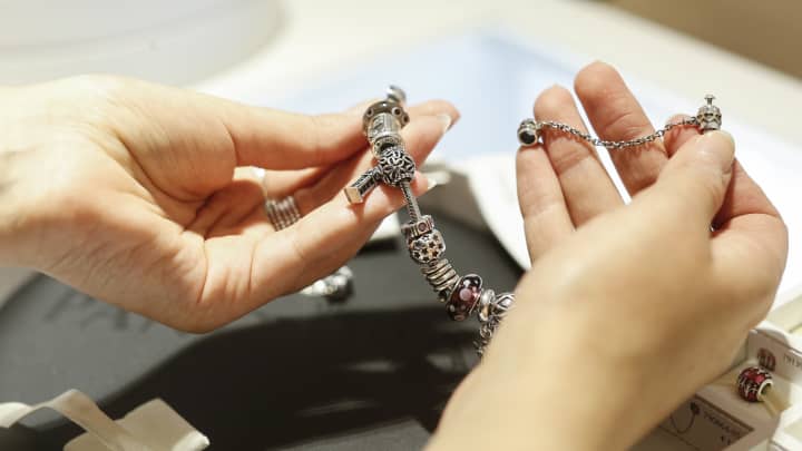 Uma pulseira Pandora na loja conceito PANDORA. (Foto: Franziska Krug | German Select | Getty Images)